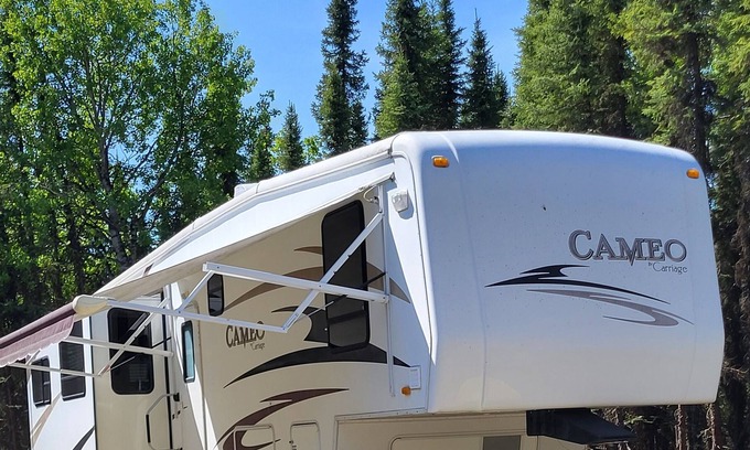 Funny River Cabin | Cozy Alaskan 5th Wheel Retreat with Kitchen & Family Amenities