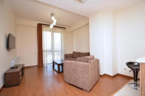 Kentron Apartment | Premium apartment on Byuzand 17 with big balcony