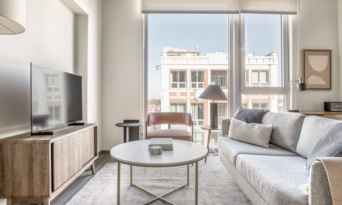 Bucktown Apartment | Premium Bucktown 1BR w/ Lounge, Roof & Gym, nr L, by Blueground