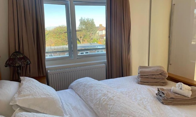Cranbrook Apartment | Relaxing Retreat with Egyptian Bedding Near Gants Hill