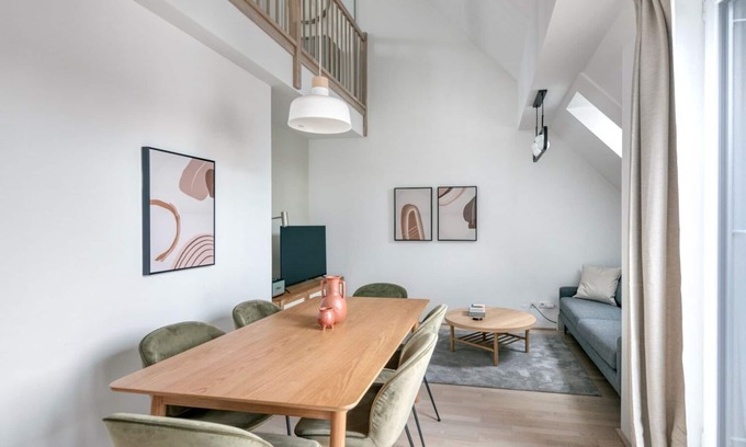 Hernals Apartment | Comfortable 3BR Hernals Apartment with Balcony & Elevator