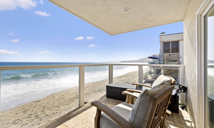 Central Malibu Condo | Exclusive Malibu Road Beach House - Ocean Views & 10/10 Rating