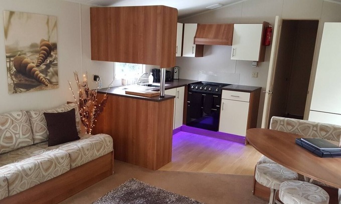 St Leonards-On-Sea House | Premium Holiday Home: Pet Friendly with Spa & Pool Access