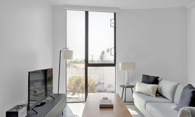 Melrose Apartment | Stylish Hollywood 2BR Near Melrose with Rooftop BBQ