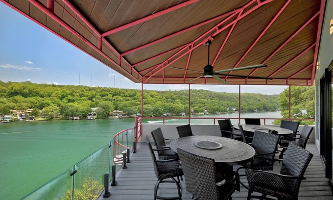 Oak Shores On Lake Austin House | Lake Austin Premium Bedrooms with Spa and Hot Tub Amenities