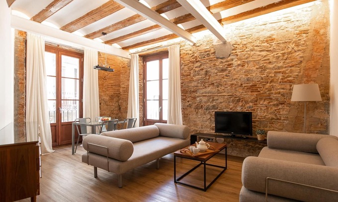 El Born Apartment | Premium One Bedroom Apartment with Spa and Child-Friendly Amenities