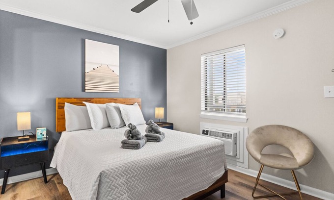 Carolina Beach Hotel | Tranquil Queen Room with Pools Near Beach and Boardwalk