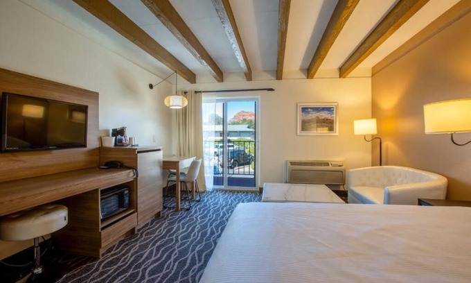 West Sedona Hotel | Inviting Single Queen Room with Scenic Views in Sedona