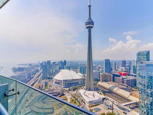 Toronto Entertainment District Apartment | Premier 2+1BR Condo with CN Tower View and Pool Access