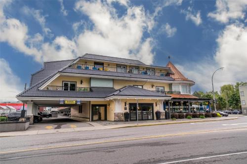 Downtown Kelowna Hotel | Cozy Prestige Beach House with Oceanfront Views Awaiting You