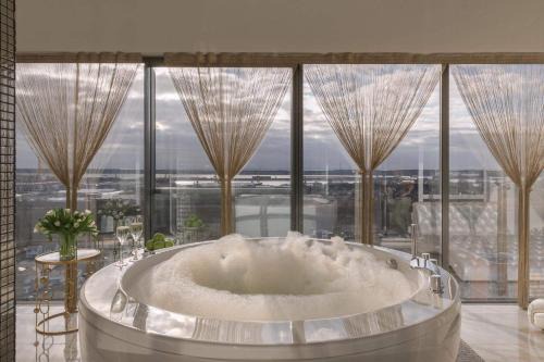 Klaipeda Apartment | Elegant Prestige Jacuzzi Apartment with Hot Tub Access