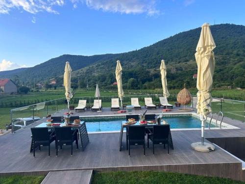 Niksic Municipality House | Prestige Kuca za Odmor: Beachfront Retreat with Spa
