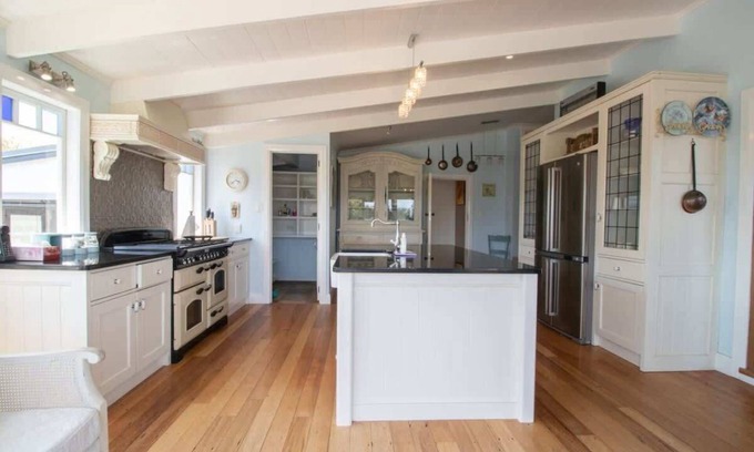 Brixton House | Amazing Homestead Rural Family Retreat with Pet-Friendly Amenities
