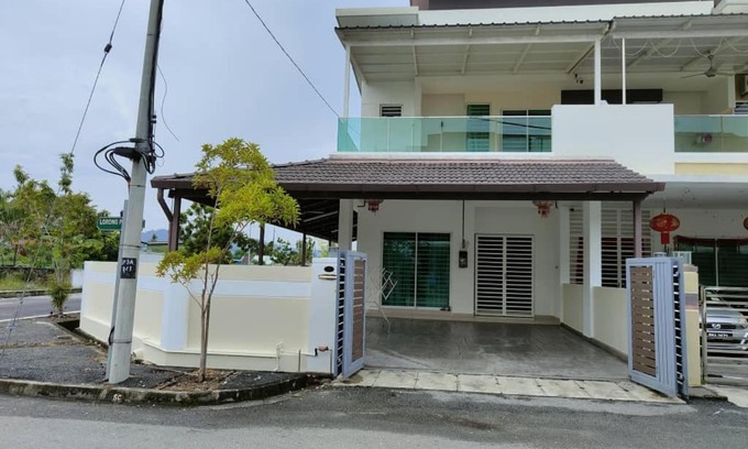 George Town House | Outstanding Prestij 3 Homestay: Family-Friendly Retreat