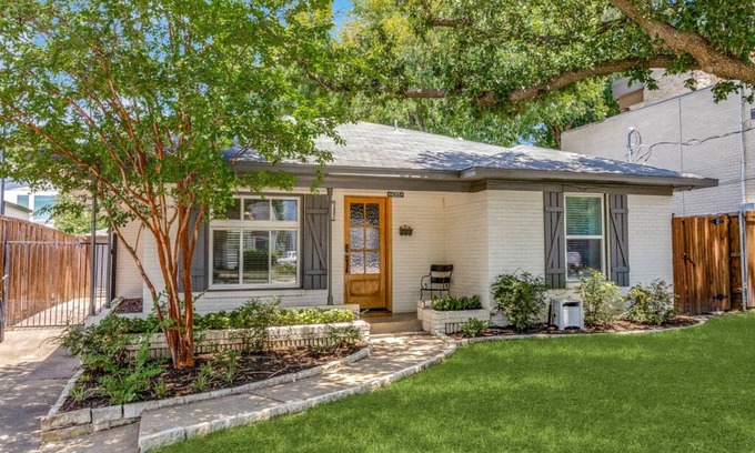 Preston Hollow House | Discover Preston Hollow: Family-Friendly with Breakfast Included