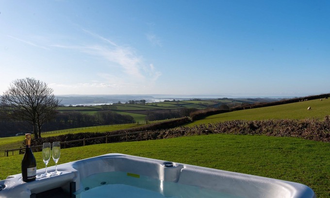 Barnstaple Cottage | Beautiful 2-Bedroom Barn Conversion with Hot Tub Near Beaches