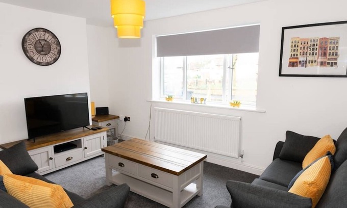 Tamworth House | Cozy 2 Bedroom House with Great Location and Parking