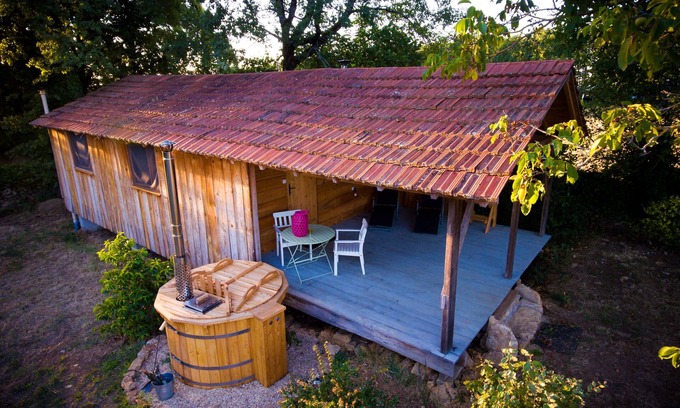 Espinas Cabin | Cozy Cabin Retreat with Spa & Hot Tub in Lush Gardens