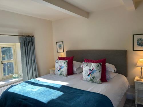 Quenington House | Idyllic Cotswold Cottage with Garden near Bibury