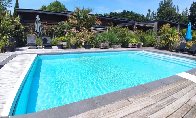 Le Tour-du-Parc Apartment | Idyllic Cottage with Pool, Steps from the Beach - ILUR