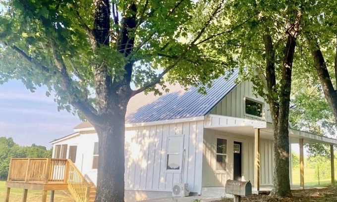 Frogue House | Idyllic Getaway by Dale Hollow State Park with Pool & Breakfast