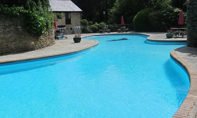 Ivybridge Cottage | Charming Cottage in Scenic Estate with Heated Pools