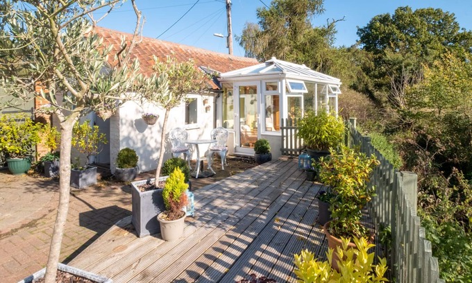 Wissett Apartment | Quaint Studio Cottage Near Heritage Coast with Pool & Spa