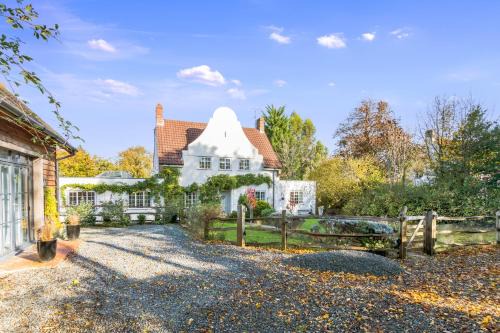 Henfield House | Charming Family Retreat with Dog-Friendly Amenities