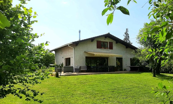 Rhodes House | Enchanting Country House Retreat by the Water, Rated 9.8