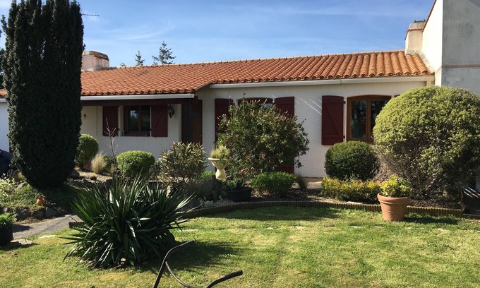 Olonne-sur-Mer House | Cozy Family Retreat by the Sea with Ocean Views and Spa