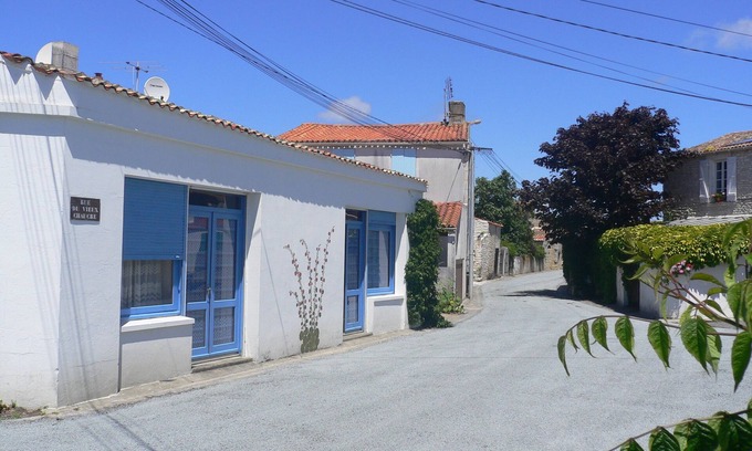 Saint-Georges-d'Oleron House | Charming Fisherman's House: Pet-Friendly Escape with Kitchen