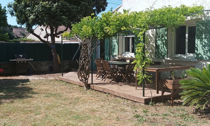 Sollies Pont House | Pretty house between sea and mountains