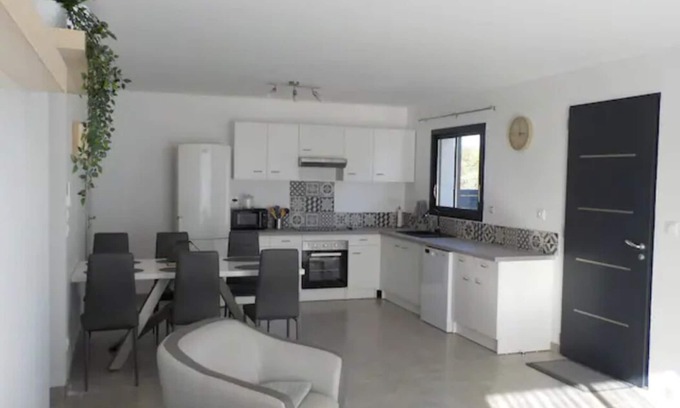 Sorgues Villa | New 3-Bedroom Villa with Ocean Views Near Vineyards