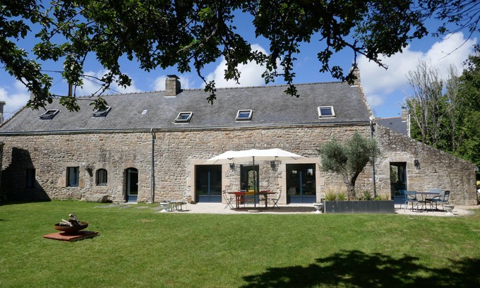 Locmariaquer House | Charming Farmhouse Retreat by the Water, Rated 9.4/10