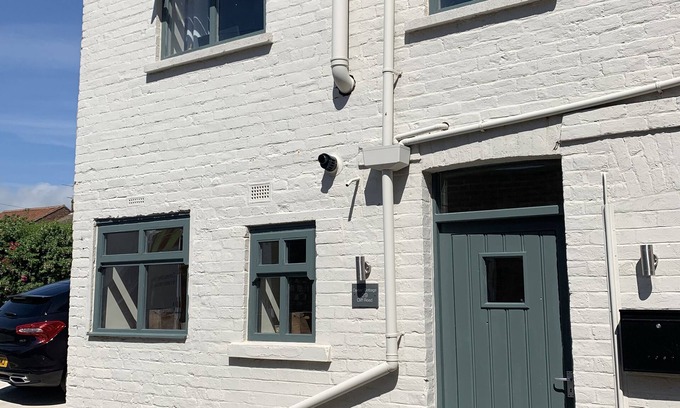 Sewerby Cottage | Charming Seaside Cottage: Dog-Friendly with Ocean Views