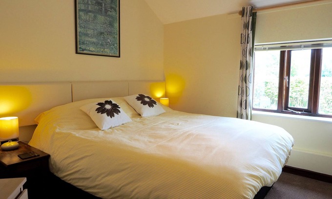 Cowbridge House | Charming Stone Cottage with Spa and Hot Tub in Pendoylan