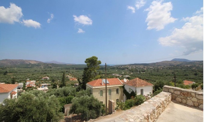 Makhairoi House | Pretty traditional house with a large swimming pool for 2/4