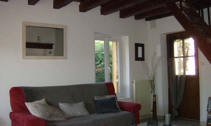 Amboise House | Cozy Old House: Pet-Friendly Retreat with Spa & Kitchen