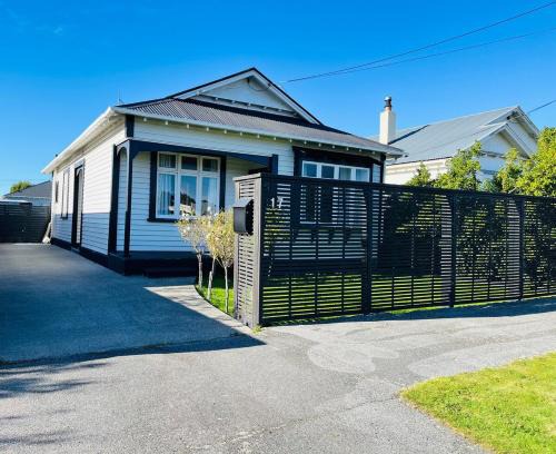 Saint Kilda Villa | Pretty Villa Close to St Clair Beach private parking
