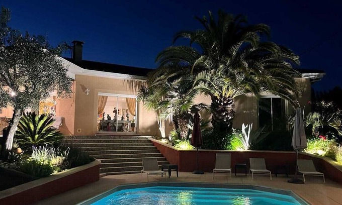 Tresses Villa | Inviting Villa with Pool & Ocean Views Near Bordeaux