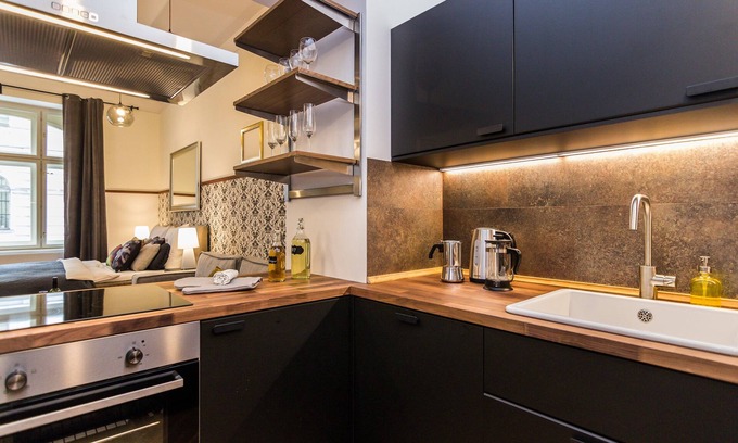 Zizkov Apartment | Top-Rated PRG Trendy Central APT: Family & Pet Friendly Stay