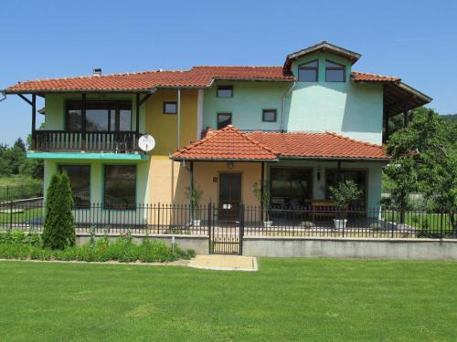Oreshak House | Family-Friendly Pri Orehite Guesthouse with Top Ratings