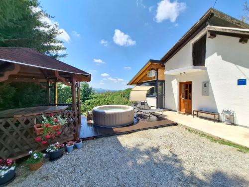 Karlovac Apartment | PRI PERI: Ideal Studio for Events with Oceanfront Views