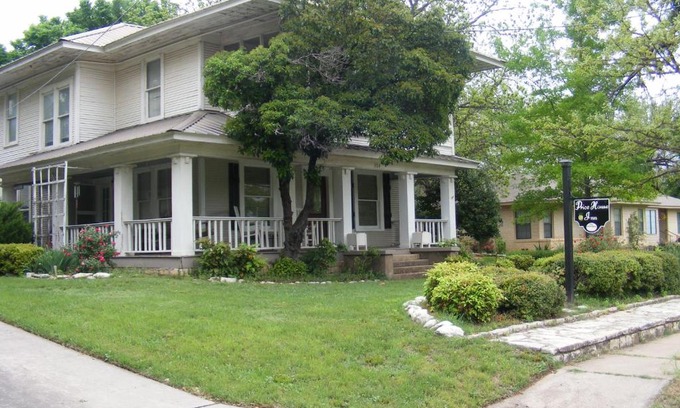Glen Rose Bed & Breakfast | Pet-Friendly Getaway at PriceHouseInn with Top Amenities