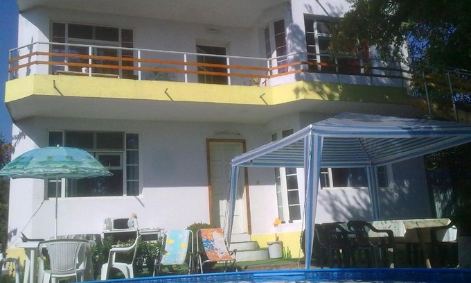 Trakata House | Budget-Friendly Stay at Prima Guest House 2 with Pool