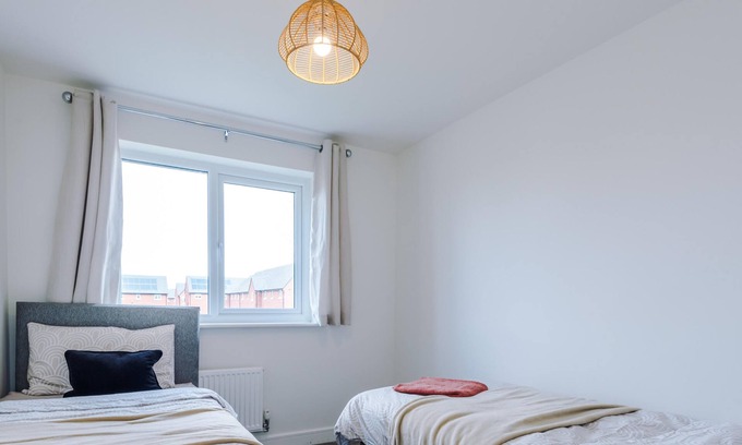 Chester House | Convenient 5-Bed Family Retreat with Pet-Friendly Amenities
