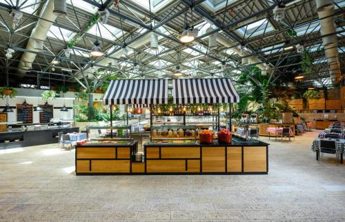 Kiryat HaLeom Hotel | Discover Prima Park Hotel Jerusalem: Family-Friendly Retreat