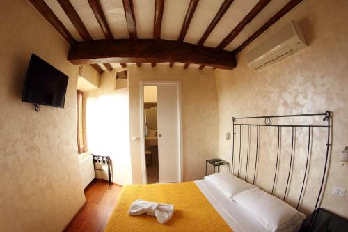 Old Town Hotel | Guest Rated 9/10 at Primavera Mini Hotel with Breakfast!