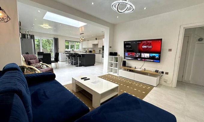 Tokyngton House | Inviting 5BR Garden Retreat in Wembley with Family Amenities
