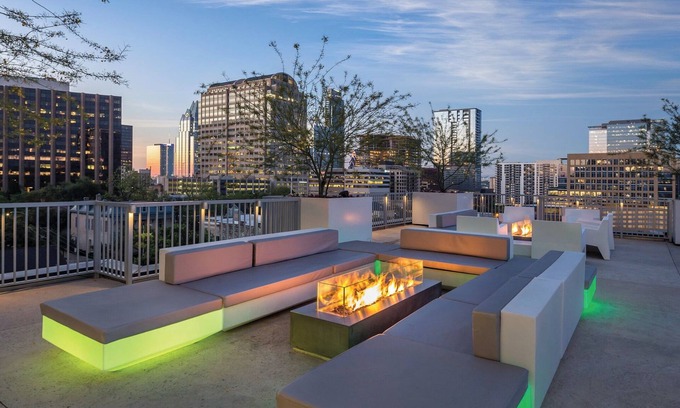 Civic District House | Prime Austin 2 BR Downtown with Spa & Pool Access